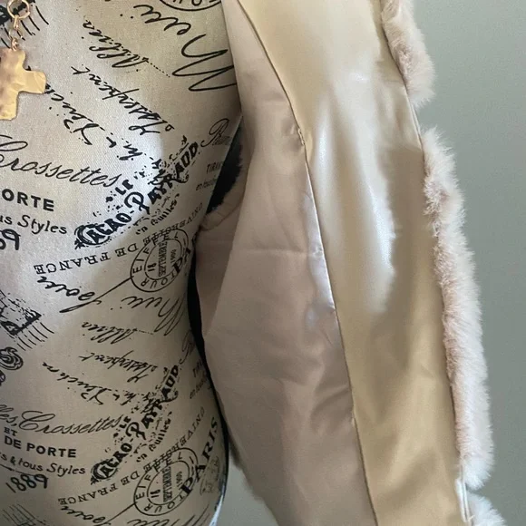Luxurious Cream Faux Fur Women's Vest - Picture 4 of 7